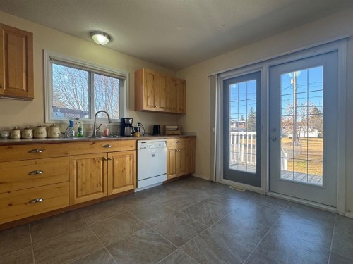 4953 49 Street, Sedgewick, AB - Indoor Photo Showing Kitchen