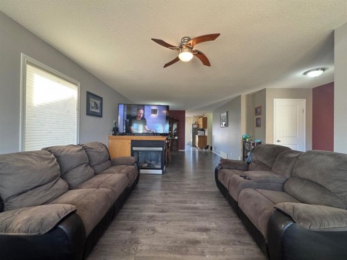 4953 49 Street, Sedgewick, AB - Indoor Photo Showing Living Room