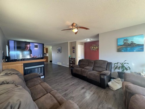 4953 49 Street, Sedgewick, AB - Indoor Photo Showing Living Room