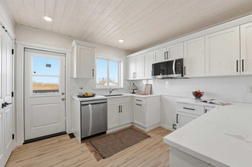 6 Metcalf Way, Lacombe, AB - Indoor Photo Showing Kitchen