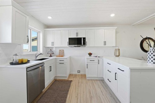 6 Metcalf Way, Lacombe, AB - Indoor Photo Showing Kitchen With Upgraded Kitchen