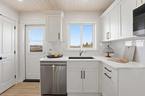 6 Metcalf Way, Lacombe, AB - Indoor Photo Showing Kitchen