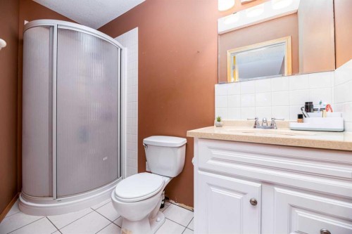 625 Lancaster Drive, Red Deer, AB - Indoor Photo Showing Bathroom