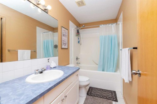 625 Lancaster Drive, Red Deer, AB - Indoor Photo Showing Bathroom