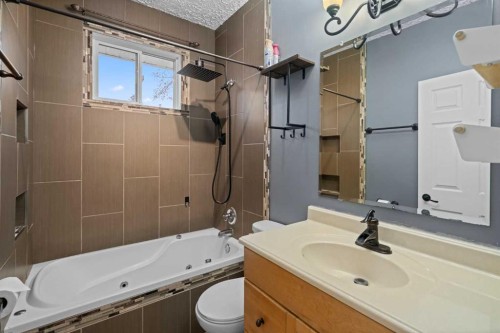 5218 45 Street, Camrose, AB - Indoor Photo Showing Bathroom