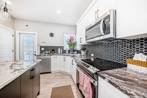 11 Ian Way, Sylvan Lake, AB - Indoor Photo Showing Kitchen With Upgraded Kitchen