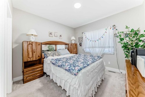 11 Ian Way, Sylvan Lake, AB - Indoor Photo Showing Bedroom