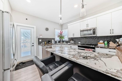 11 Ian Way, Sylvan Lake, AB - Indoor Photo Showing Kitchen With Upgraded Kitchen