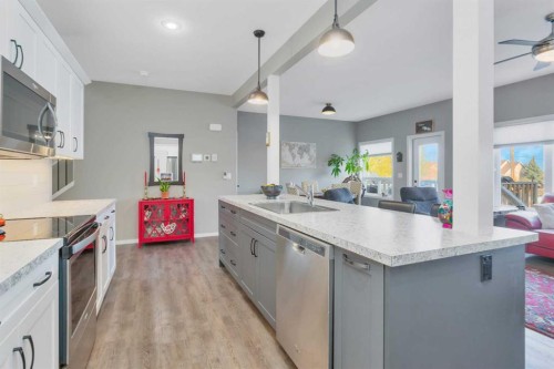 4633 48 Street, Sylvan Lake, AB - Indoor Photo Showing Kitchen With Upgraded Kitchen