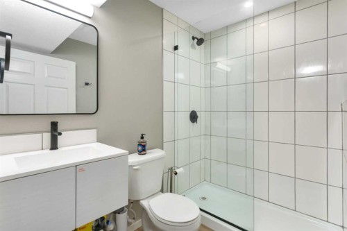 4633 48 Street, Sylvan Lake, AB - Indoor Photo Showing Bathroom