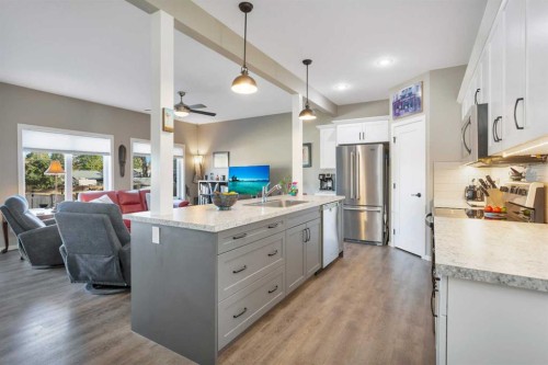 4633 48 Street, Sylvan Lake, AB - Indoor Photo Showing Kitchen