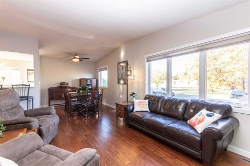 4413 Embury Crescent, Red Deer, AB - Indoor Photo Showing Living Room