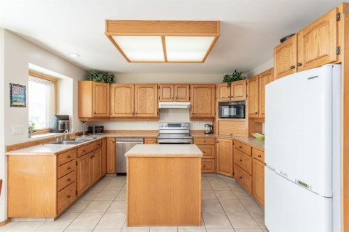 179 Douglas Avenue, Red Deer, AB - Indoor Photo Showing Kitchen With Double Sink