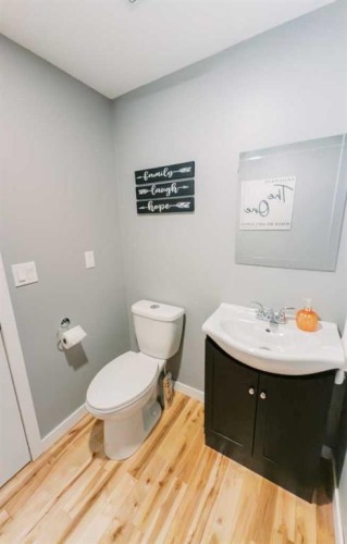 5013 57 Street, Stettler, AB - Indoor Photo Showing Bathroom