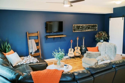 5013 57 Street, Stettler, AB - Indoor Photo Showing Living Room