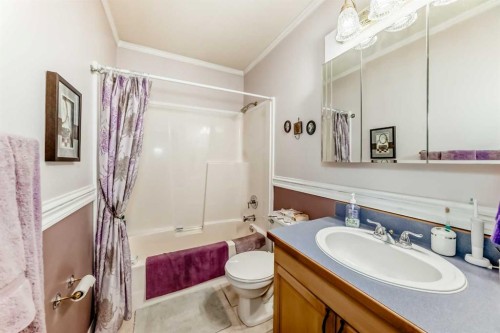 4514 54A Ave Cres, Innisfail, AB - Indoor Photo Showing Bathroom