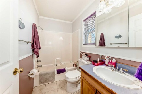 4514 54A Ave Cres, Innisfail, AB - Indoor Photo Showing Bathroom