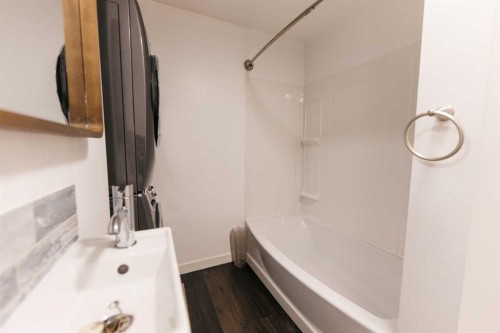 5910 50 Avenue, Stettler, AB - Indoor Photo Showing Bathroom