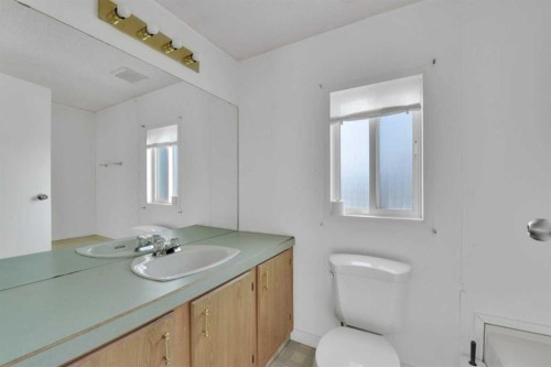 1911 20 Street, Delburne, AB - Indoor Photo Showing Bathroom
