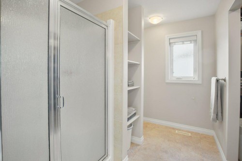 125 Traptow Close, Red Deer, AB - Indoor Photo Showing Bathroom
