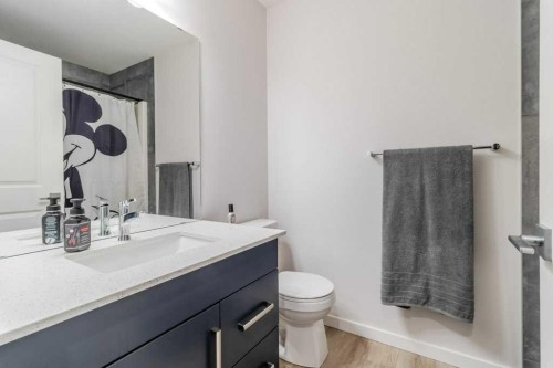 33 Earl Close, Red Deer, AB - Indoor Photo Showing Bathroom