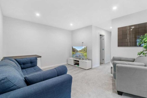 33 Earl Close, Red Deer, AB - Indoor Photo Showing Living Room