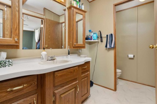 5233 47 Street, Camrose, AB - Indoor Photo Showing Bathroom