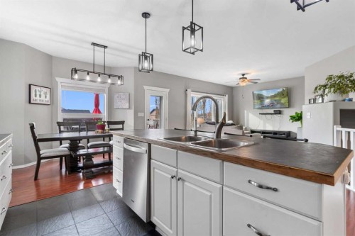 10 Fawn Meadows Crescent, Delburne, AB - Indoor Photo Showing Kitchen With Double Sink