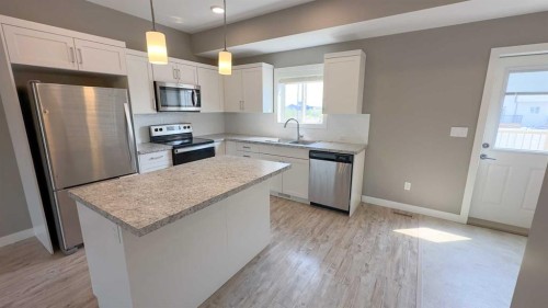 5 Iron Gate Boulevard, Sylvan Lake, AB - Indoor Photo Showing Kitchen With Upgraded Kitchen