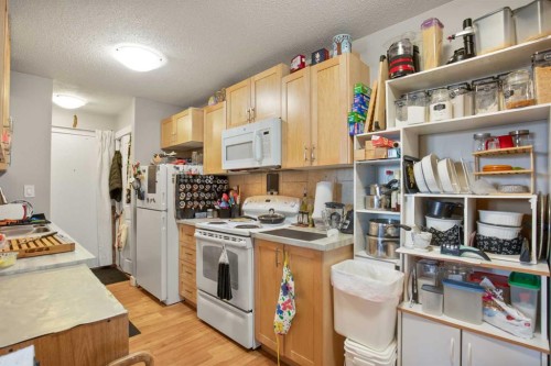101-304-5904 51 Avenue, Red Deer, AB - Indoor Photo Showing Kitchen