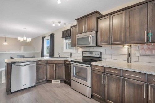 23 Hampton Crescent, Sylvan Lake, AB - Indoor Photo Showing Kitchen
