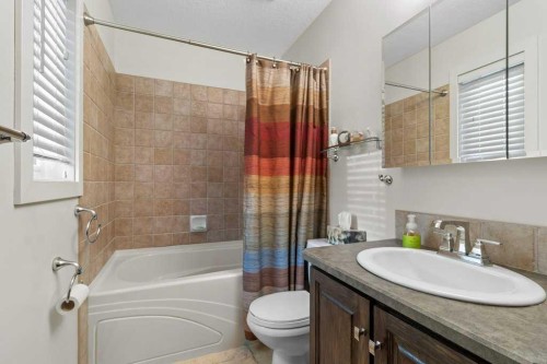 45 Ravenscrag Crescent North, Norglenwold, AB - Indoor Photo Showing Bathroom