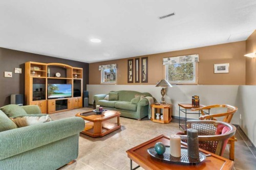 45 Ravenscrag Crescent North, Norglenwold, AB - Indoor Photo Showing Living Room