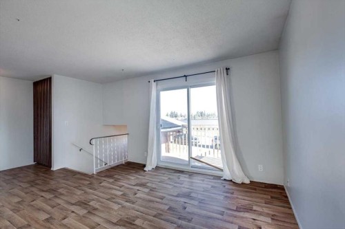 5418 And 5422 48 Avenue, Olds, AB - Indoor Photo Showing Other Room