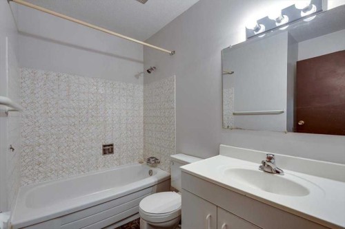 5418 And 5422 48 Avenue, Olds, AB - Indoor Photo Showing Bathroom