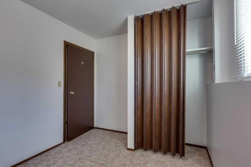 5418 And 5422 48 Avenue, Olds, AB - Indoor Photo Showing Other Room