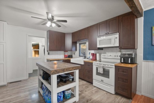 2027 19 Avenue, Bowden, AB - Indoor Photo Showing Kitchen