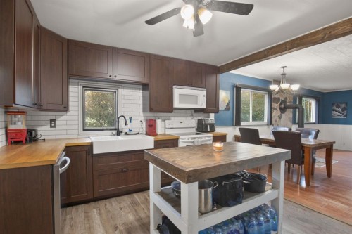 2027 19 Avenue, Bowden, AB - Indoor Photo Showing Kitchen