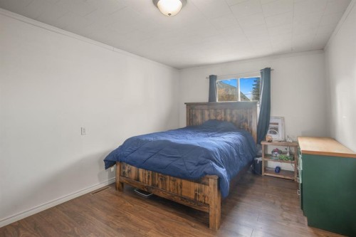 2027 19 Avenue, Bowden, AB - Indoor Photo Showing Bedroom