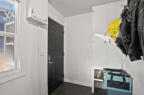 2027 19 Avenue, Bowden, AB - Indoor