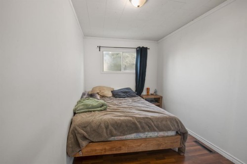 2027 19 Avenue, Bowden, AB - Indoor Photo Showing Bedroom