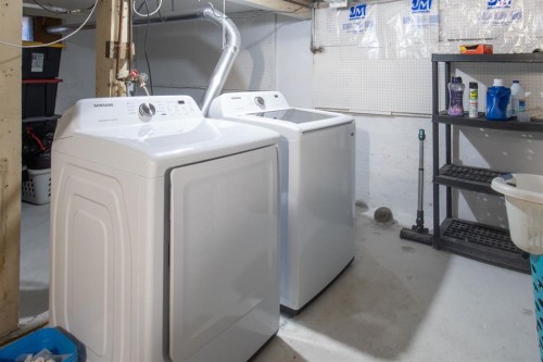2027 19 Avenue, Bowden, AB - Indoor Photo Showing Laundry Room