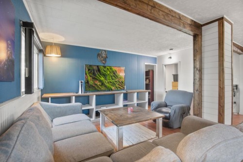 2027 19 Avenue, Bowden, AB - Indoor Photo Showing Living Room