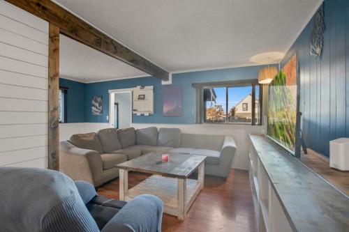 2027 19 Avenue, Bowden, AB - Indoor Photo Showing Living Room