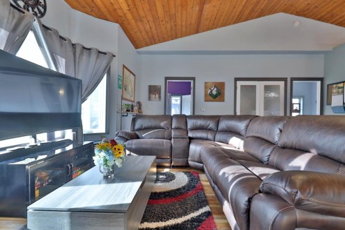 5338 55 Avenue, Bashaw, AB - Indoor Photo Showing Living Room