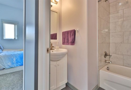 5338 55 Avenue, Bashaw, AB - Indoor Photo Showing Bathroom