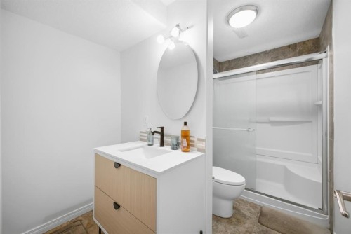 11 Falcon Ridge Drive, Sylvan Lake, AB - Indoor Photo Showing Bathroom