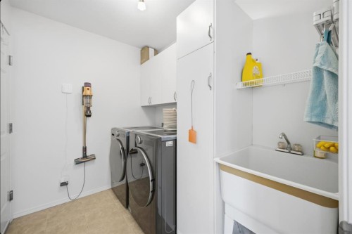 11 Falcon Ridge Drive, Sylvan Lake, AB - Indoor Photo Showing Laundry Room