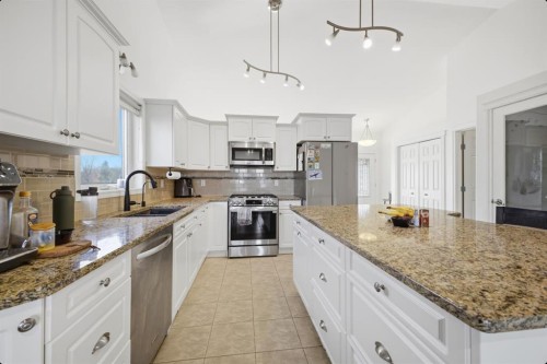 11 Falcon Ridge Drive, Sylvan Lake, AB - Indoor Photo Showing Kitchen With Upgraded Kitchen