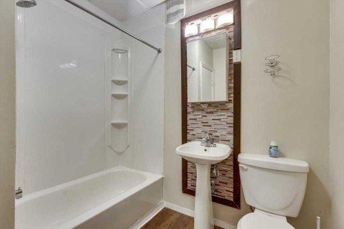 5218 & 5216 56 Ave, Ponoka, AB - Indoor Photo Showing Bathroom